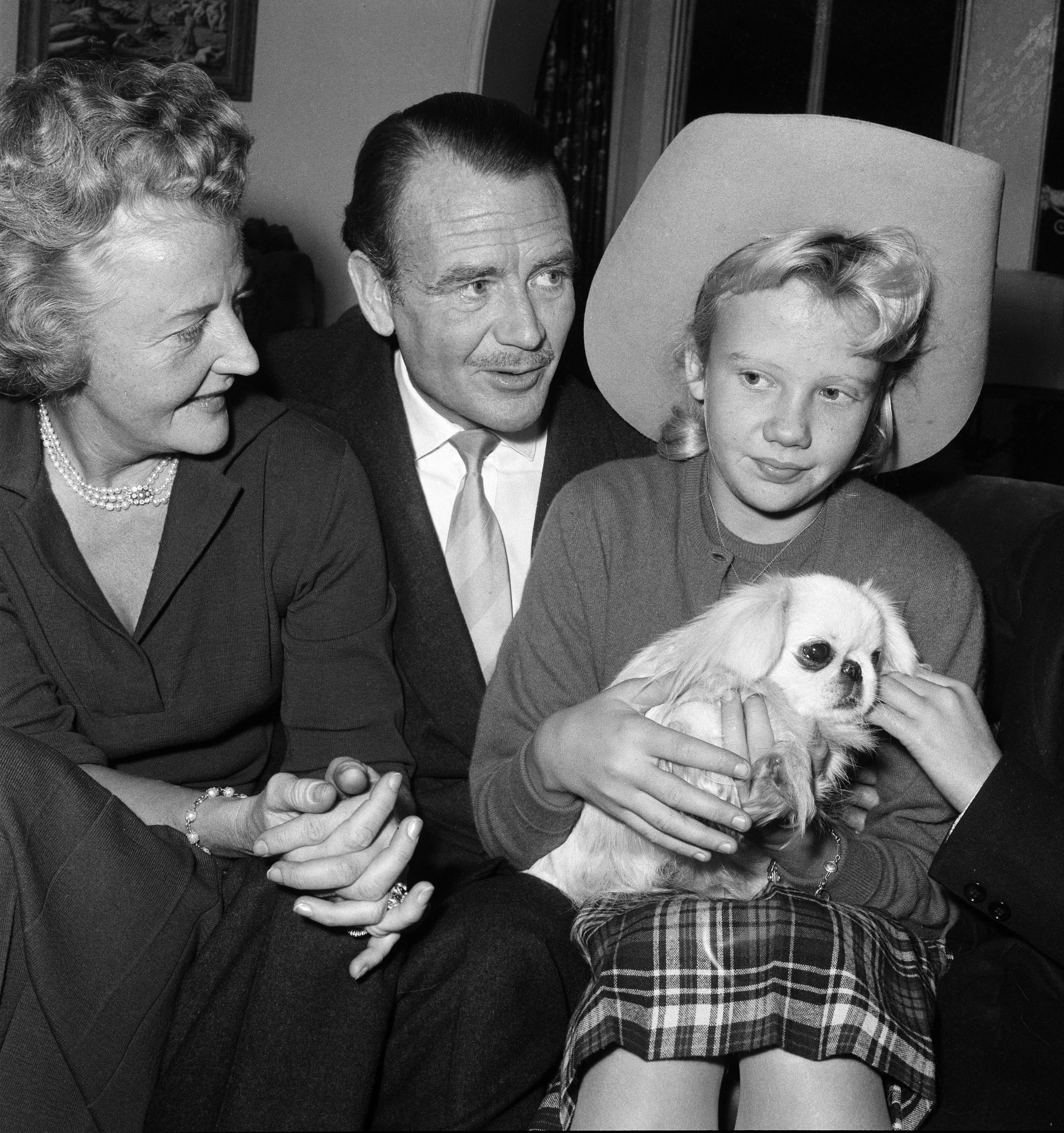 The actress poses with her parents on December 31, 1959 | Source: Getty Images