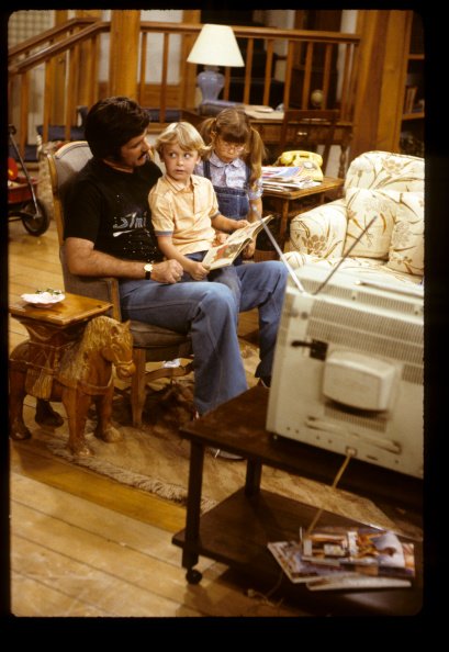 Judith Barsi on the set of a sitcom - GROWING PAINS | Photo: Getty Images