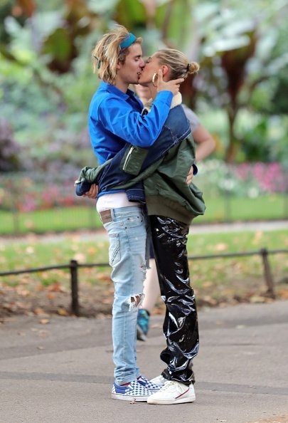  Justin Bieber and Hailey Baldwin seen with a very public embrace during a walk in London's Hyde Park | Photo: Getty Images