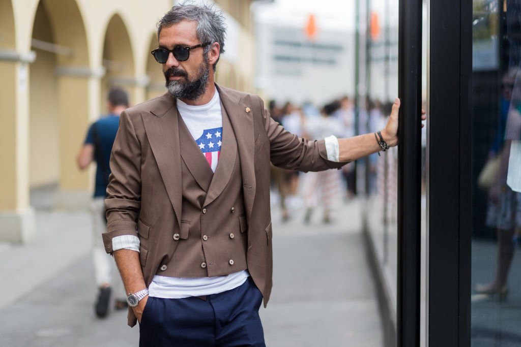 Un homme élégant en veste et jacket. | Photo : Getty Images