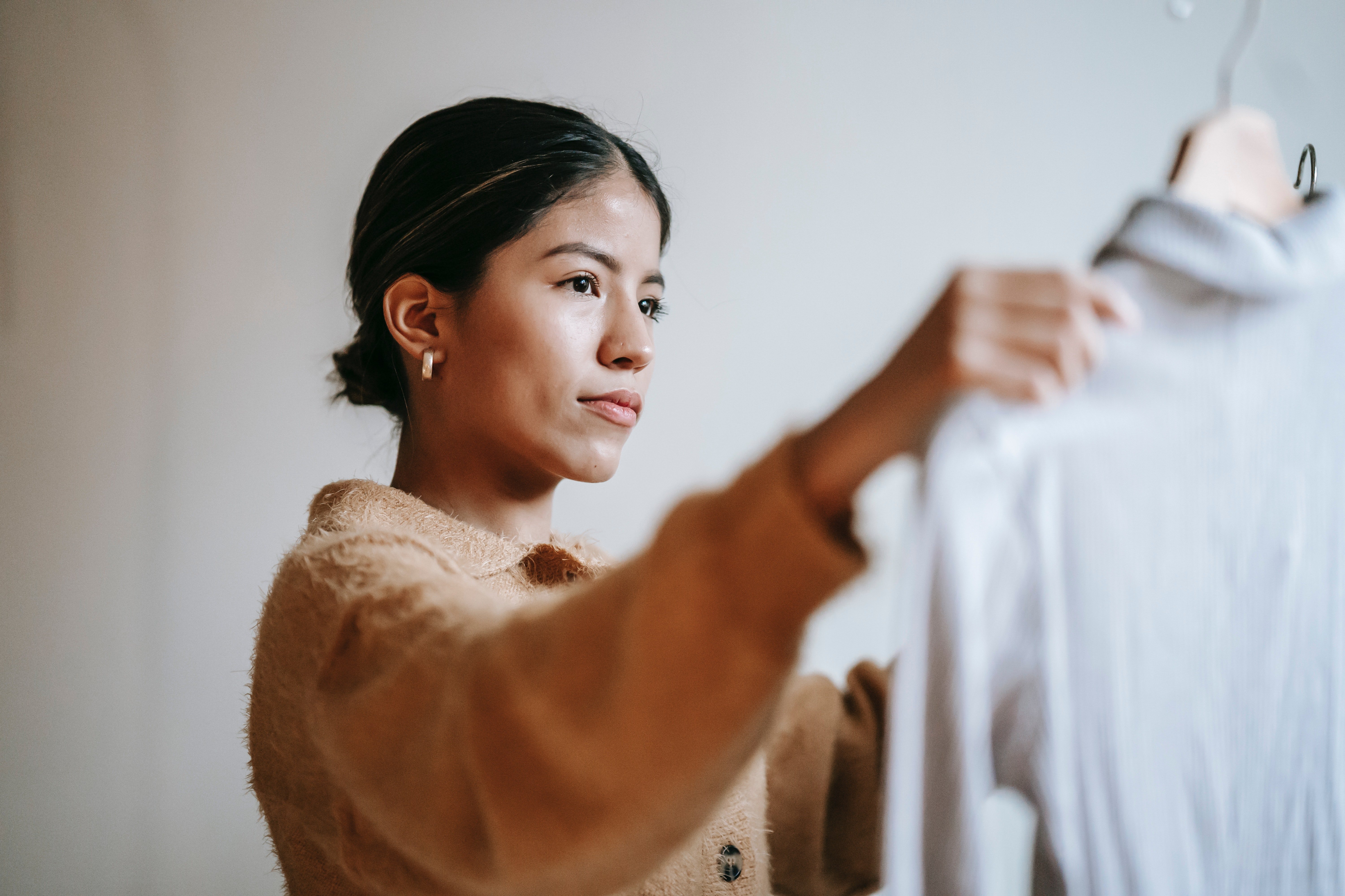 Mujer comprando ropa. | Foto: Pexels