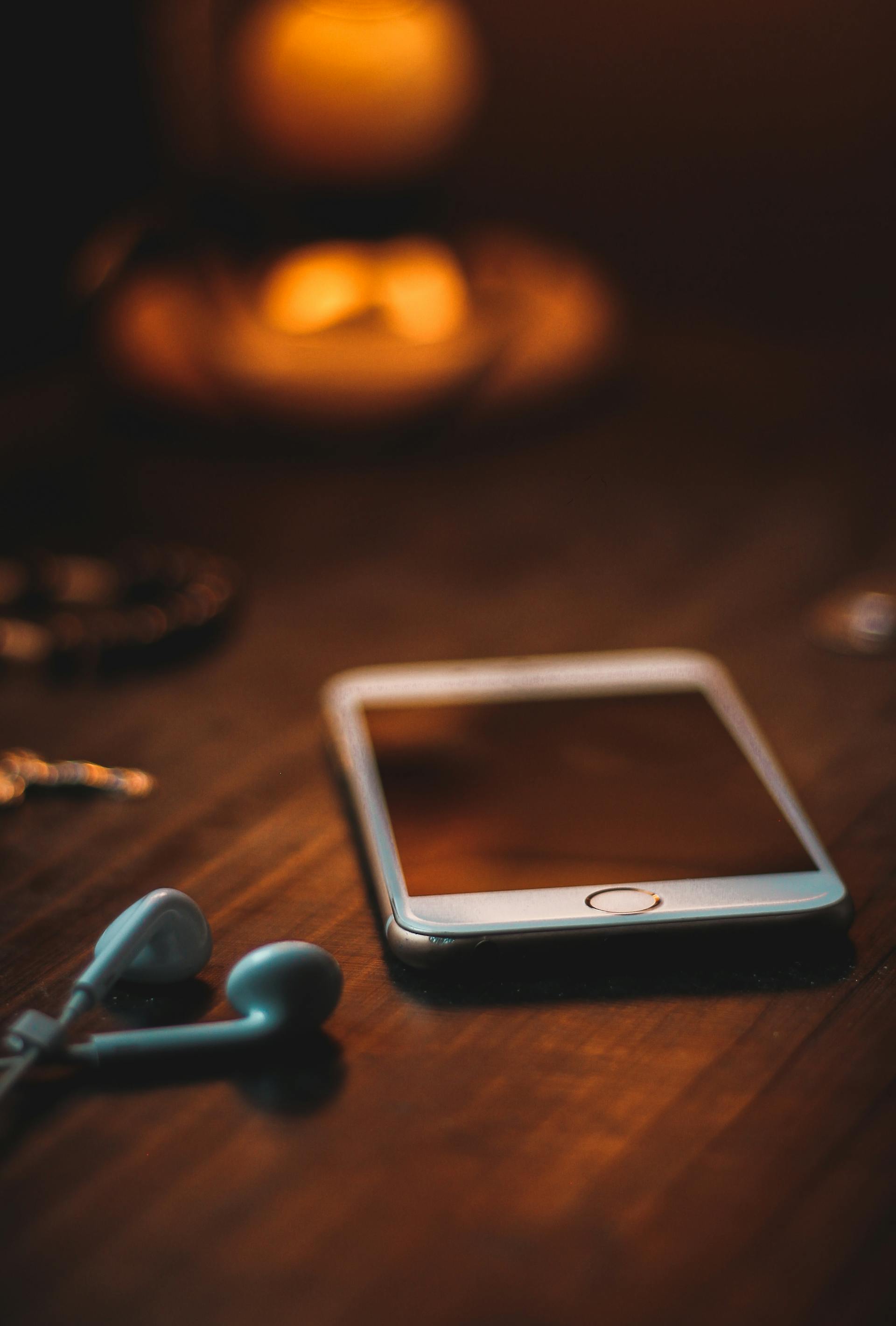 A smartphone on a brown wooden table | Source: Pexels