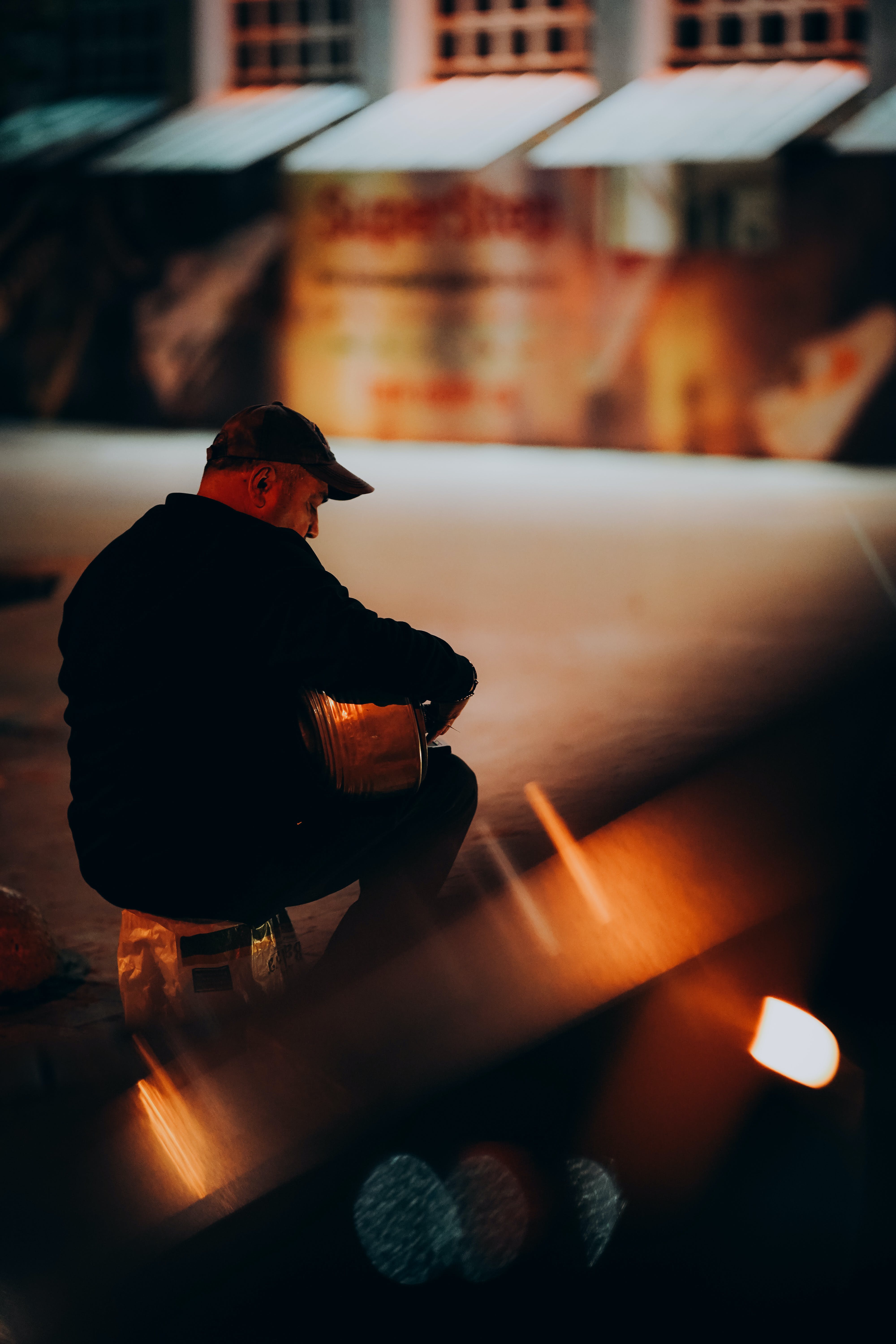 A man working with his hands outdoors | Source: Pexels
