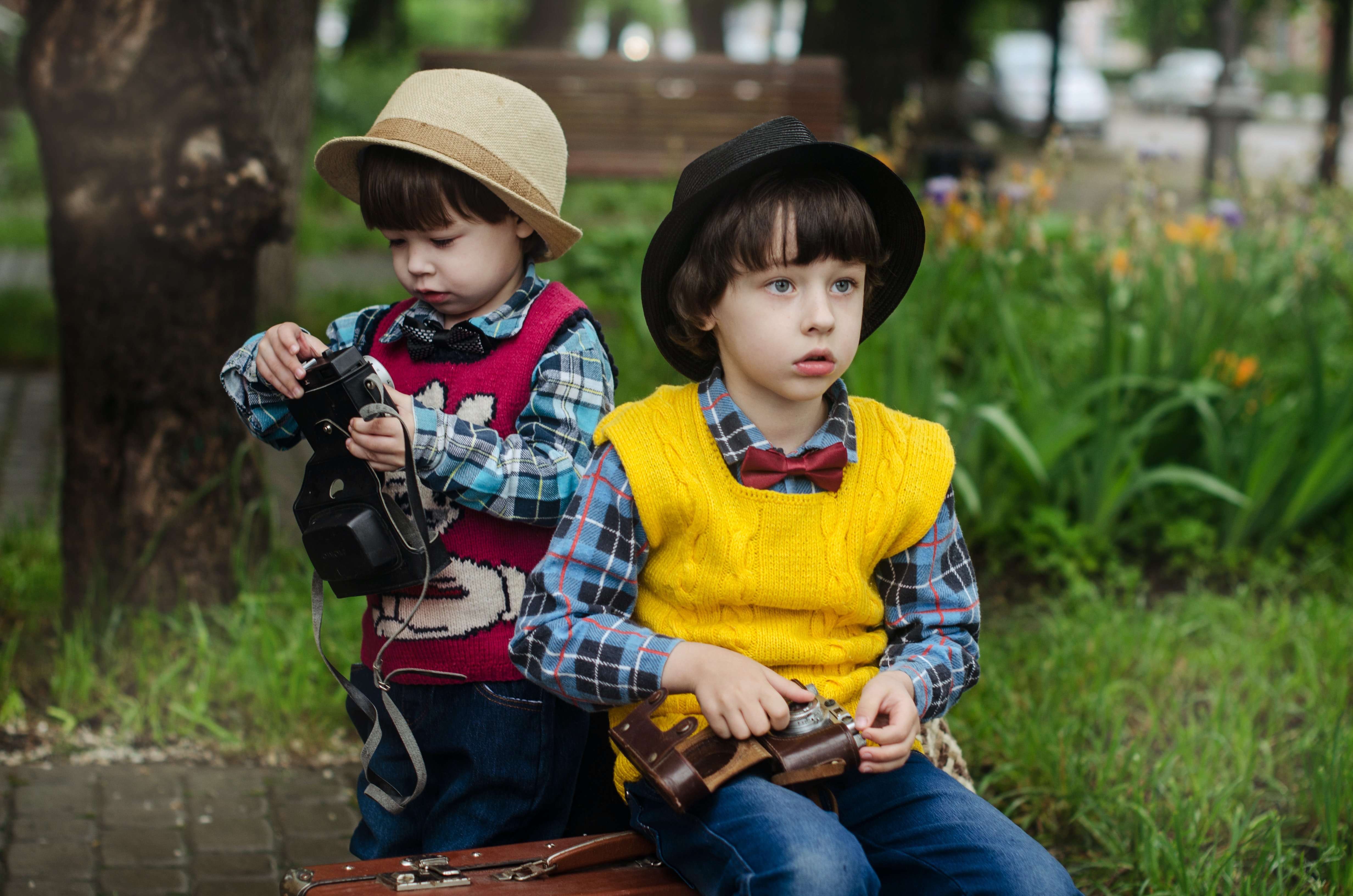 Peter and Christian asked the old man if they could clean his shoes. | Source: Pexels