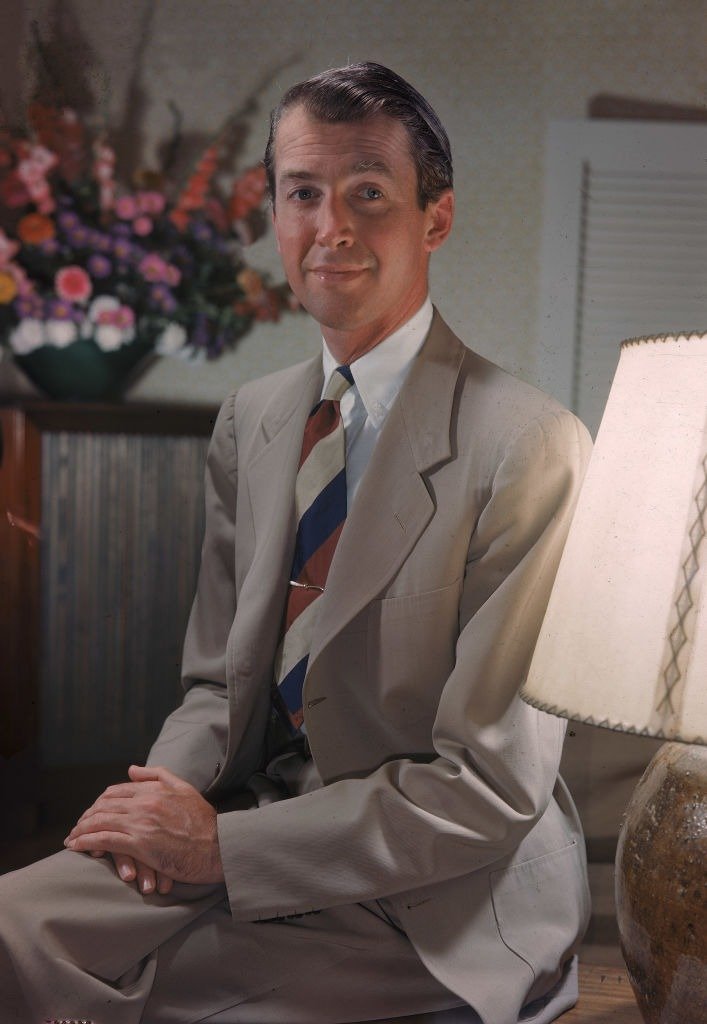 Portrait of American actor Jimmy Stewart (1908 -1997) seated wearing a tan suit, 1940s. | Photo: Getty Images