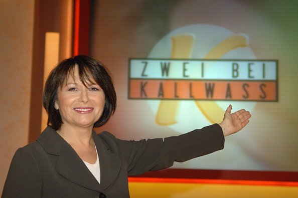 Angelika Kallwass - Psychologin, TV-Moderatorin; D - vor dem Logo ihrer Sendung "Zwei bei Kallwass" | Quelle: Getty Images