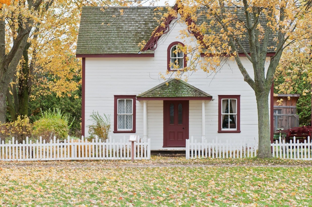 A small house with green yard | Photo: Pexels