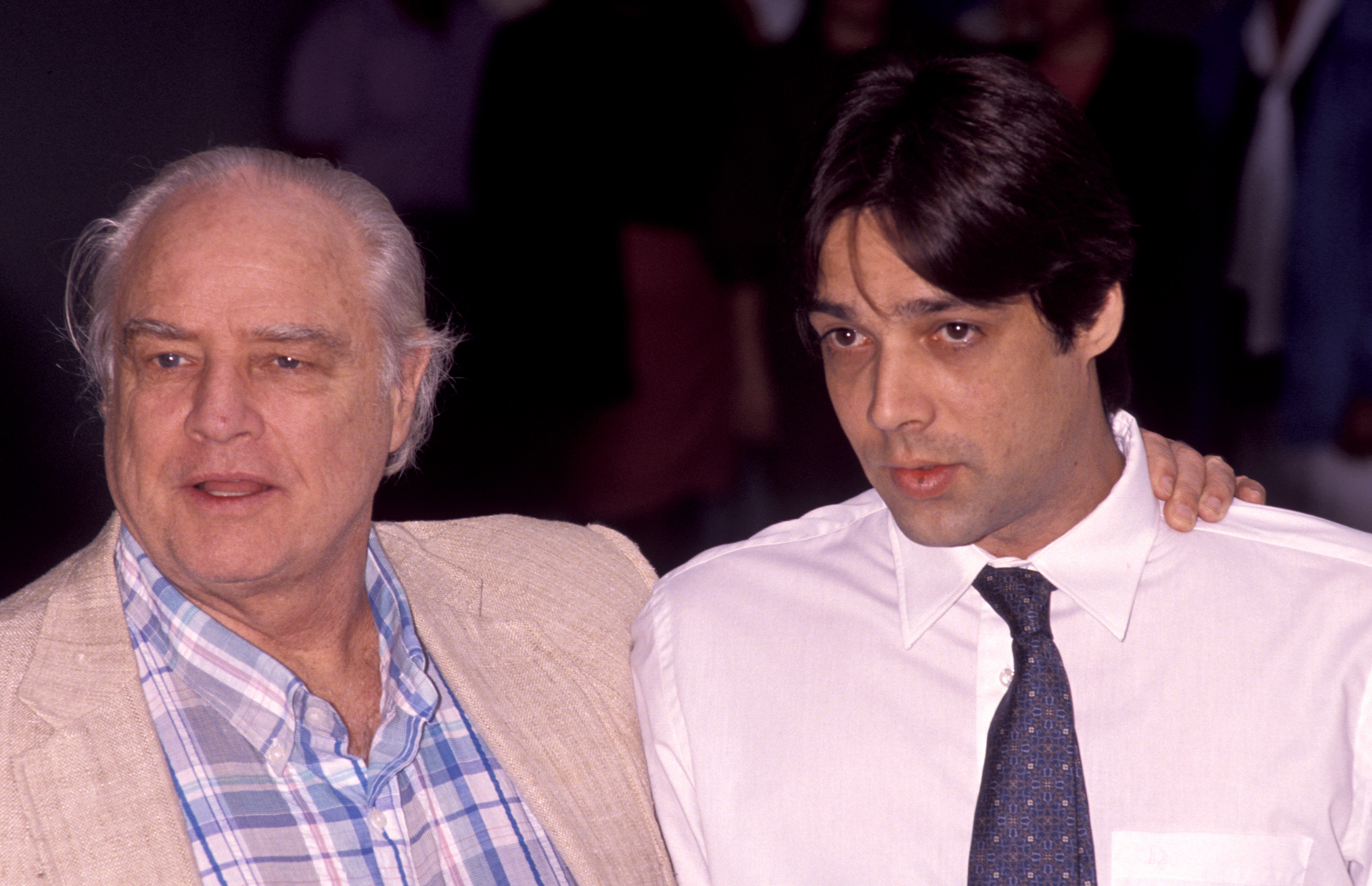 Marlon Brando addressing the press at Los Angeles County Jail with Christian Brando in 1990 | Source: Getty Images