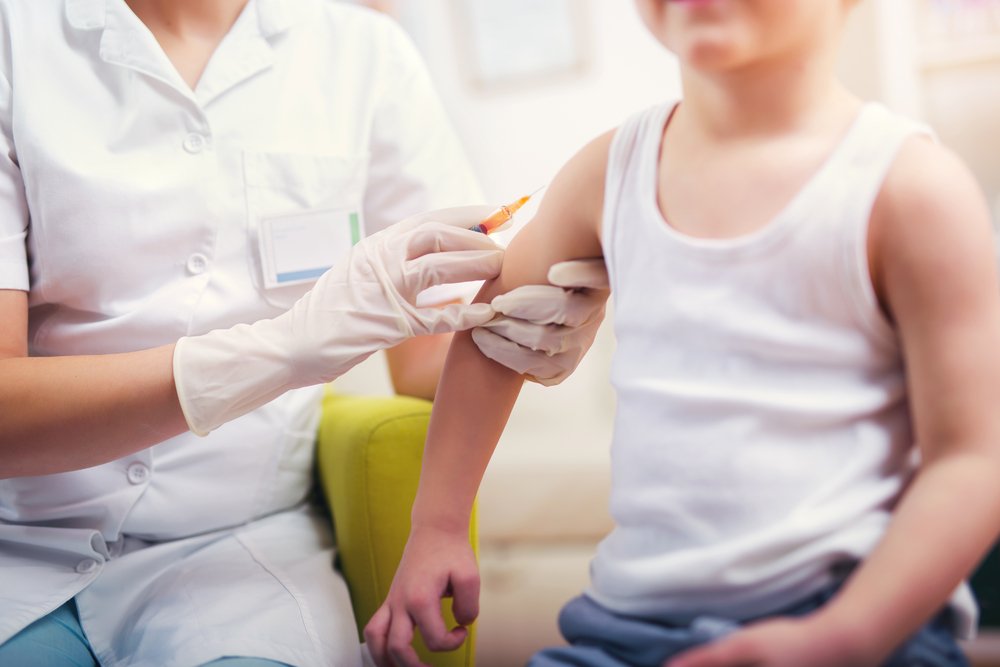 Une pédiatre vaccinant un petit garçon | Photo : Shutterstock Une pédiatre vaccinant un petit garçon | Photo : Shutterstock
