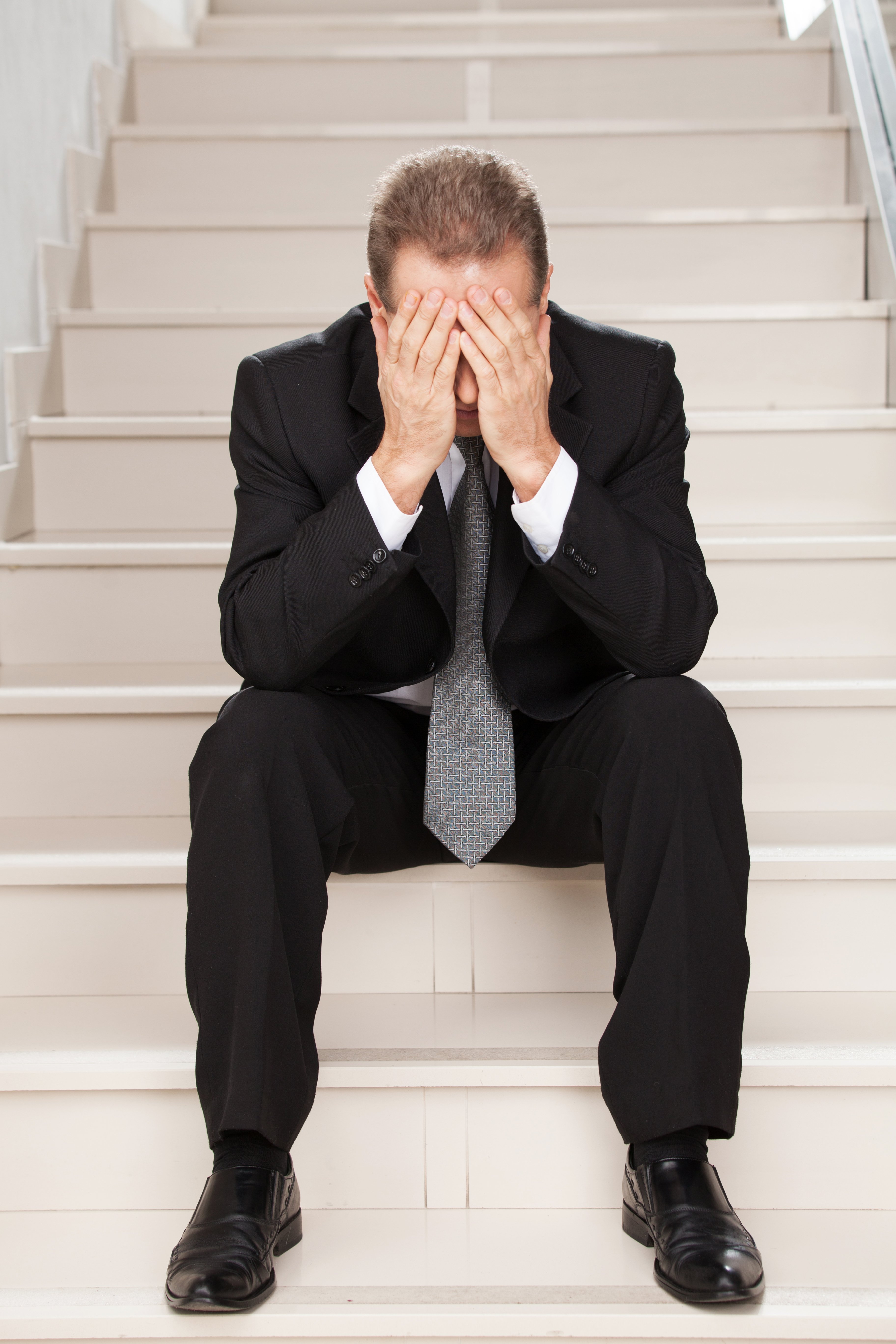 Hombre deprimido en oficina. | Foto: Shutterstock