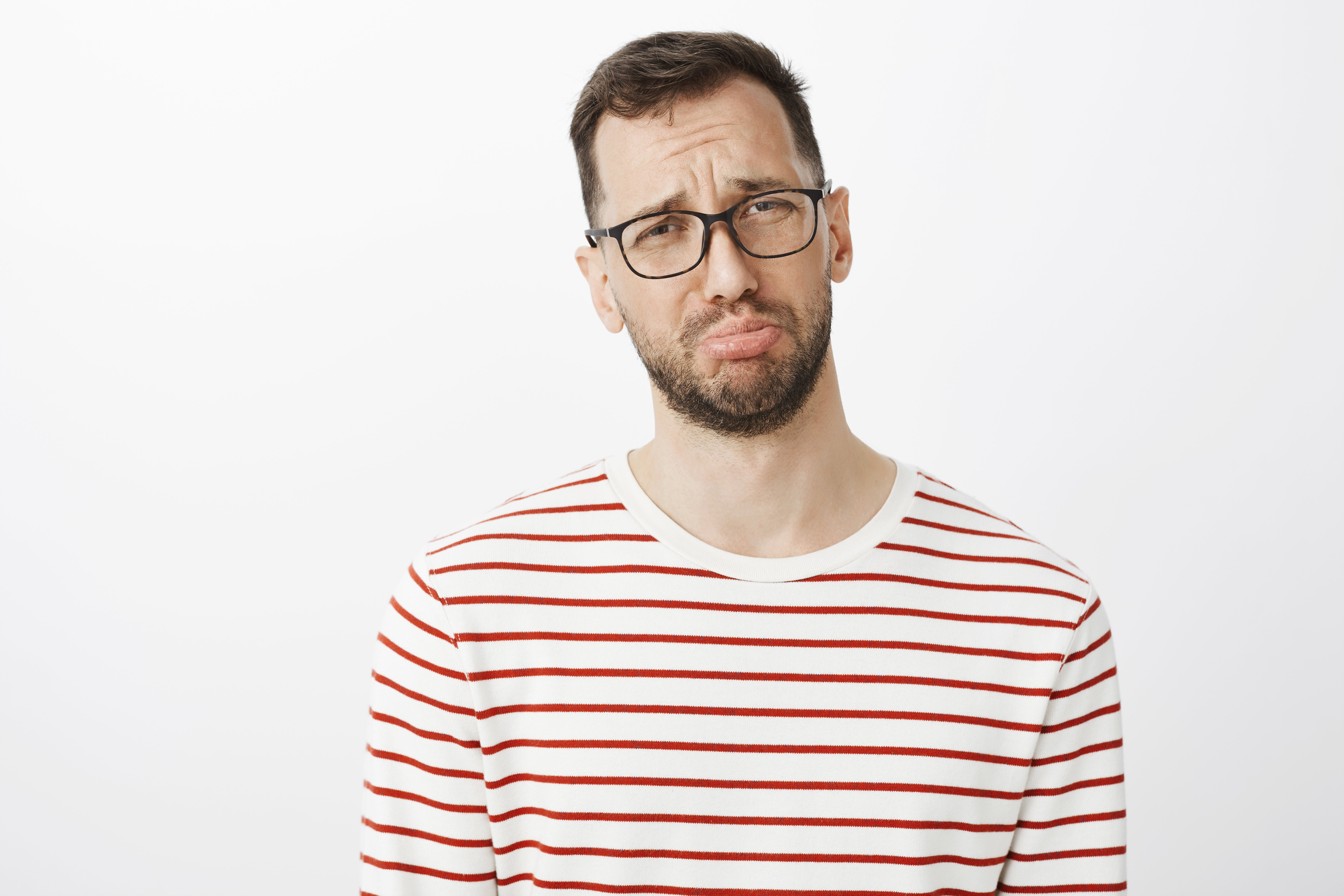 Hombre sensible hace un puchero. | Fuente: Shutterstock Hombre sensible hace un puchero. | Fuente: Shutterstock