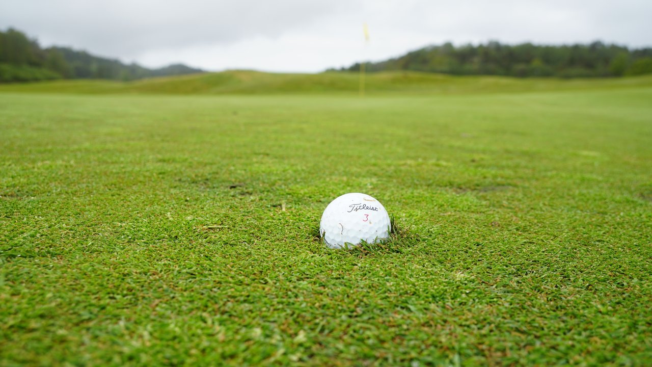 Photo of a golf ball on a green field| Photo: Pexels