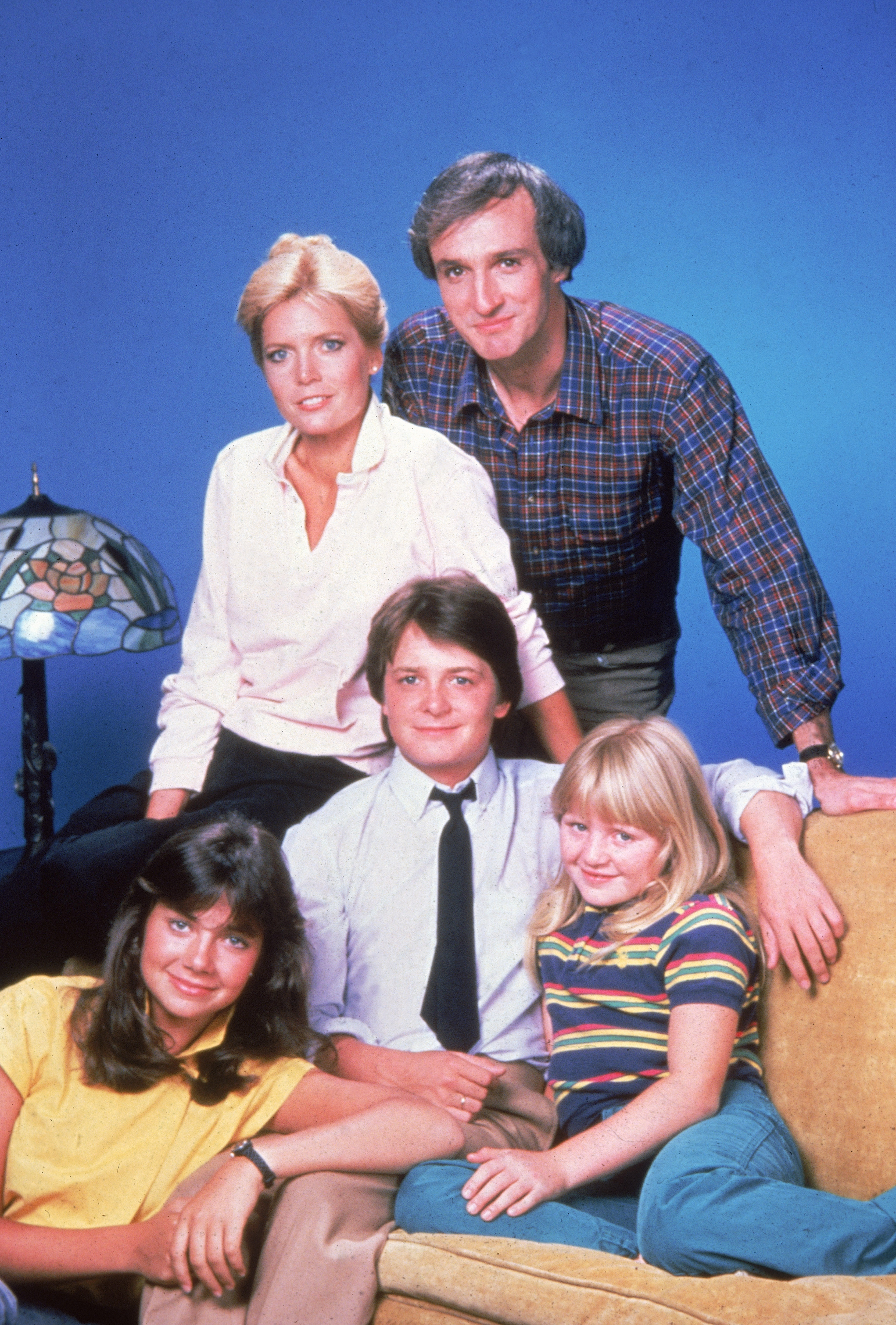 American actors Meredith Baxter Birney and Michael Gross; sitting, left to right, American actress Justine Bateman, Canadian-born actor Michael J. Fox, and American actress Tina Yothers circa 1982 | Source: Getty Images