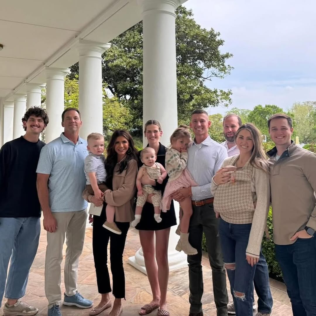 Bryon and Kristi Noem pose with family | Source: Instagram/kristinoem