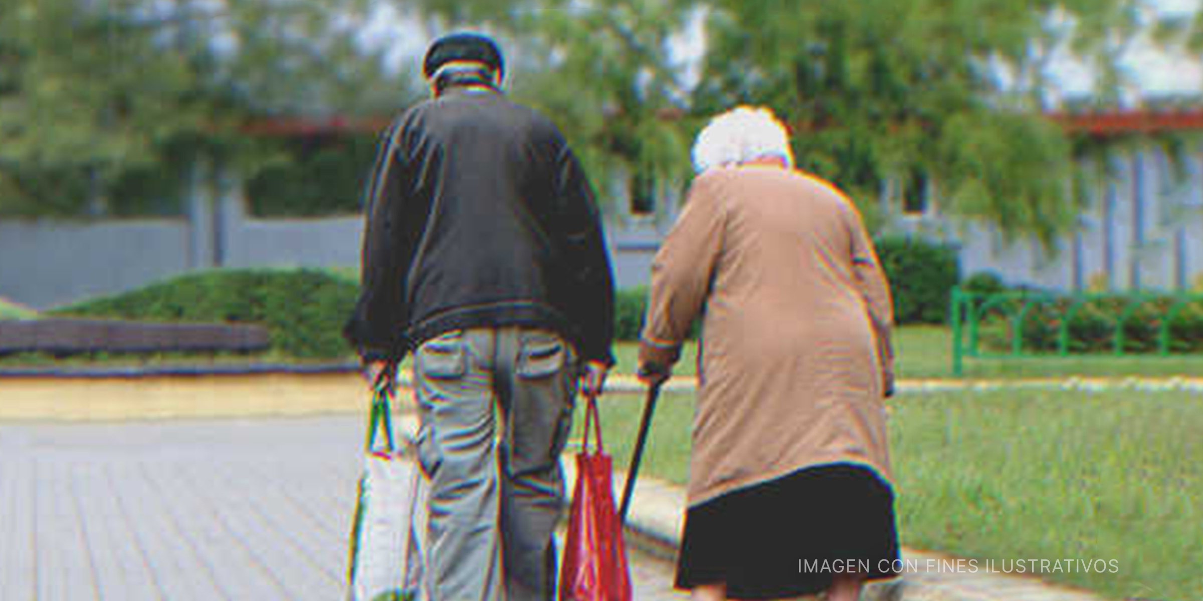 Pareja de ancianos caminando juntos | Foto: Shutterstock