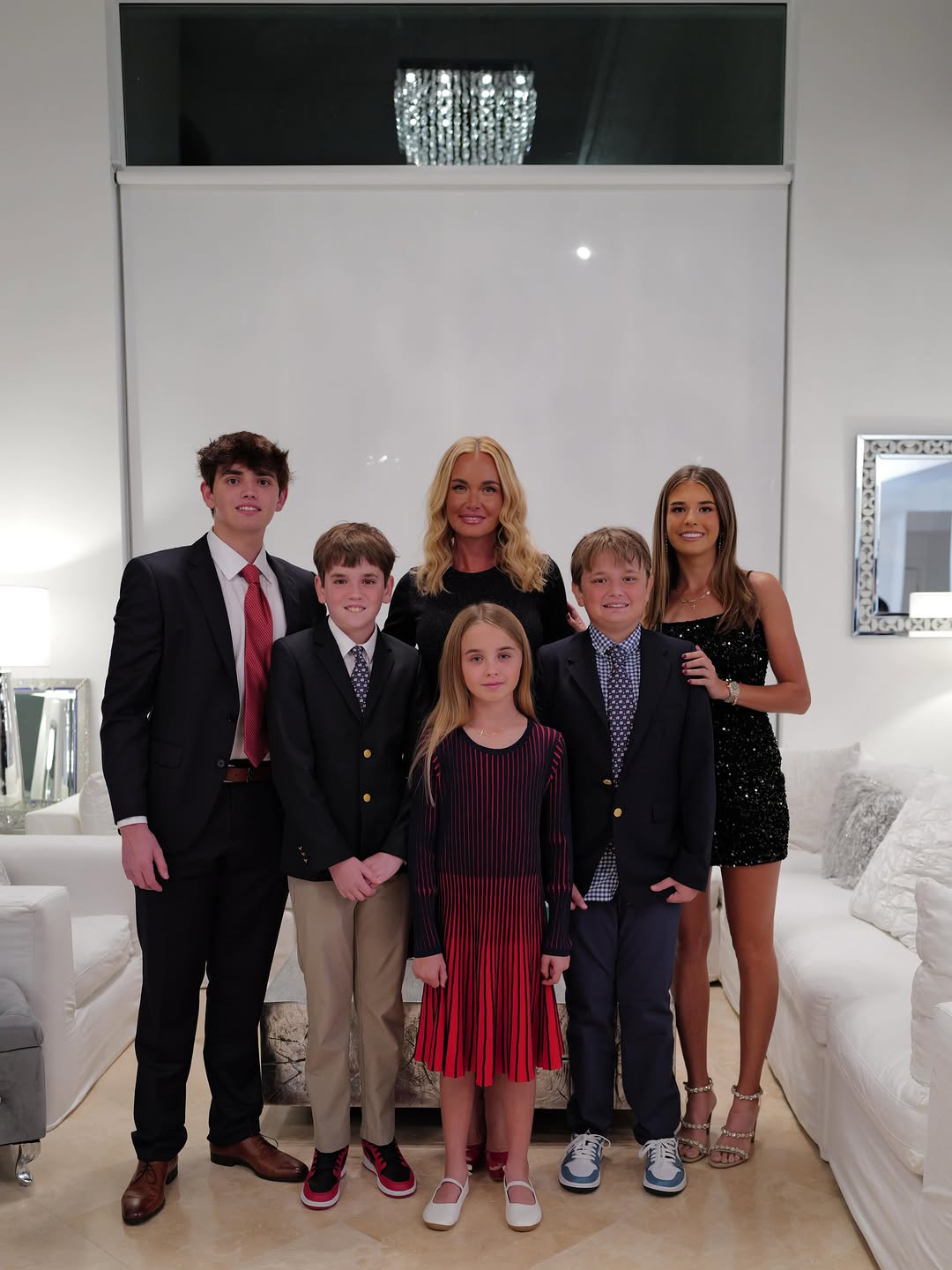 Vanessa Trump posing for a photo with all five of her kids. | Source: Instagram/kaitrumpgolfer