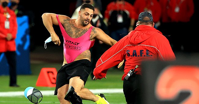 Yuri Andrade streaking during Sunday's Super Bowl game, February 2021, Florida. | Photo: Getty Images.
