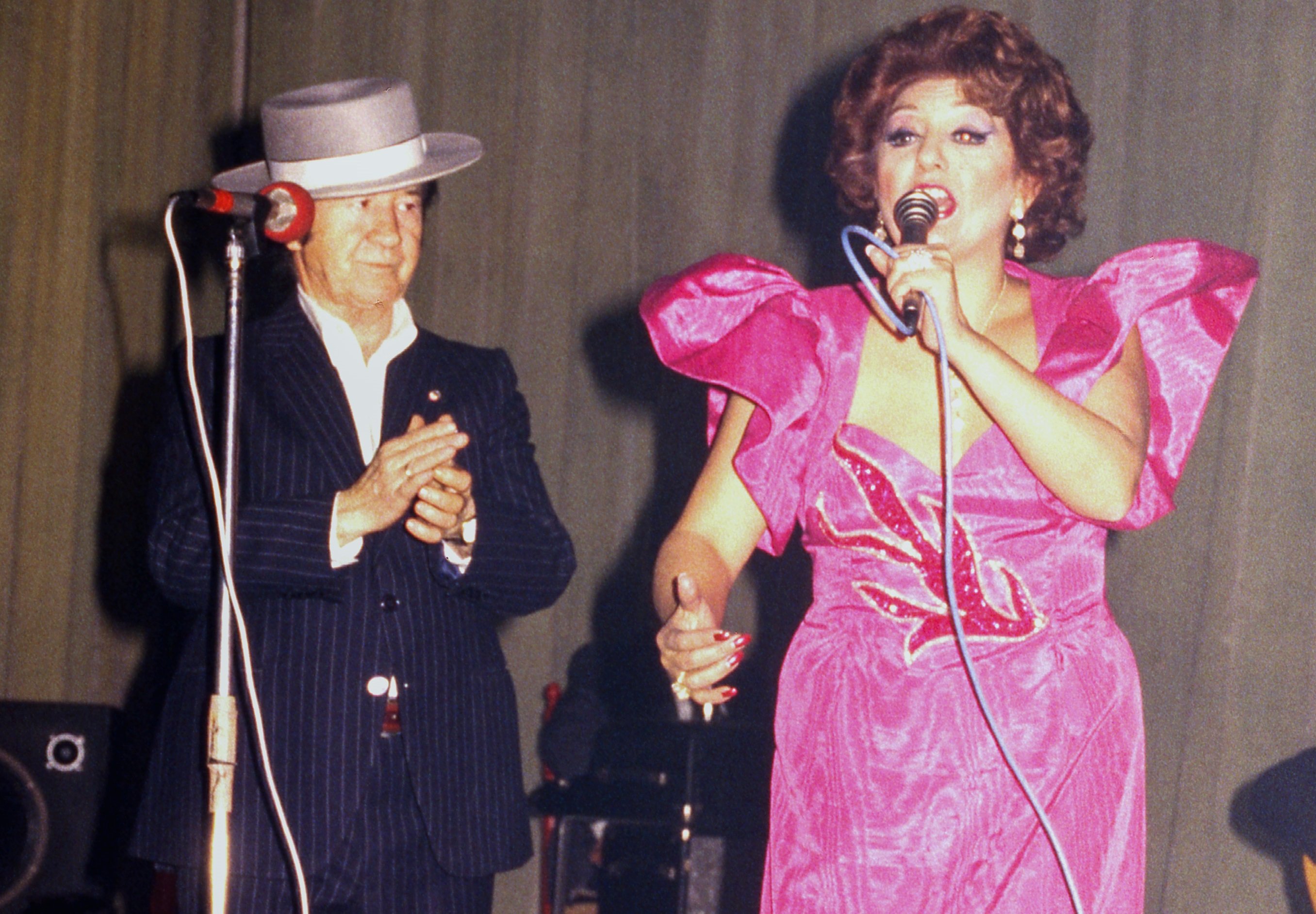 Los cantaores españoles Dolores Abril y su esposo Juanito Valderrama, 1991, Madrid, España. | Foto: Getty Images Los cantaores españoles Dolores Abril y su esposo Juanito Valderrama, 1991, Madrid, España. | Foto: Getty Images
