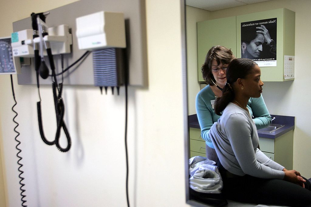 Un médecin qui consulte une femme | Photo : Getty Images