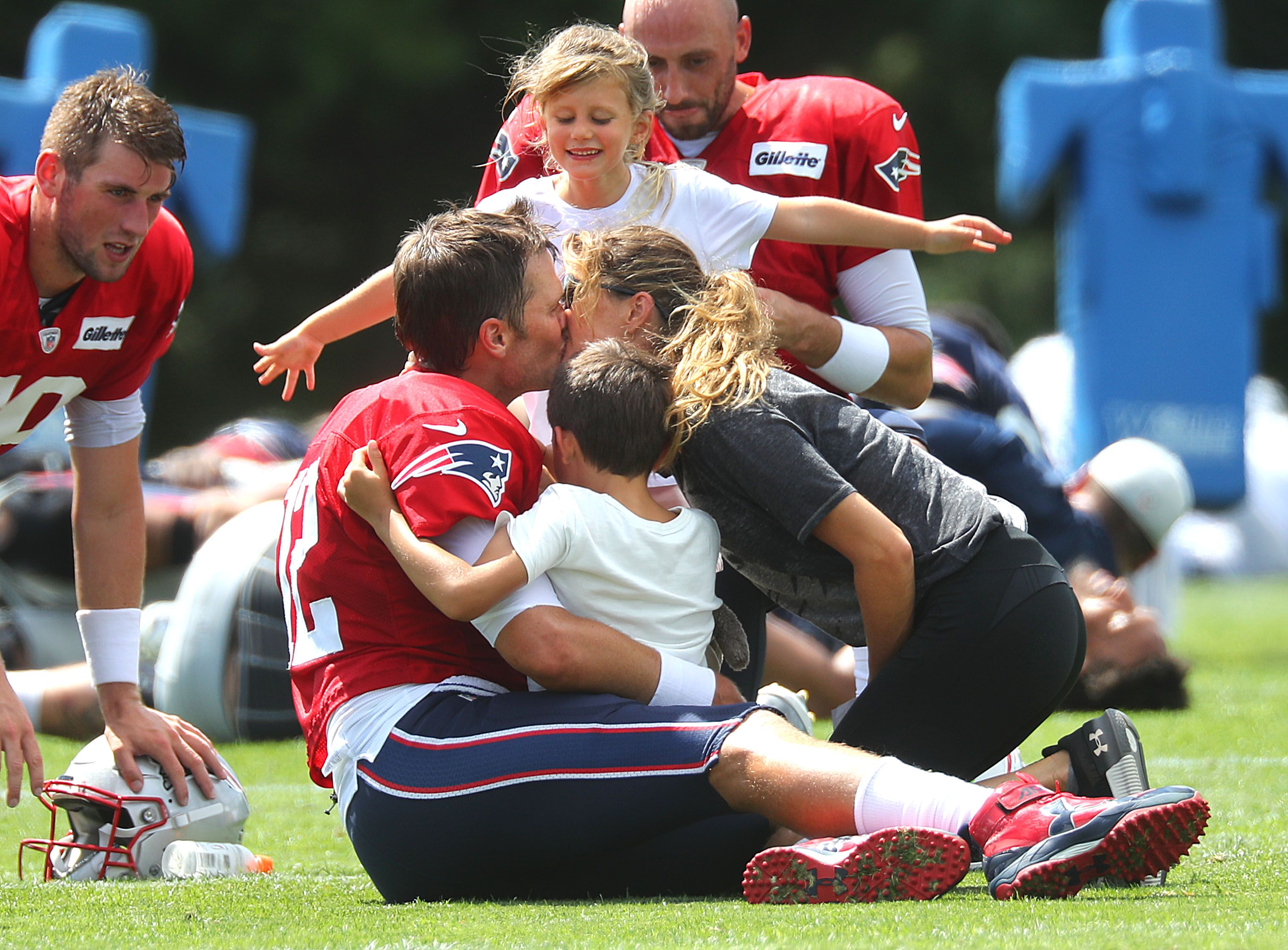 Gisele Bündchen Likes to Be Called a Bonus Mom to Tom Brady's Son ...