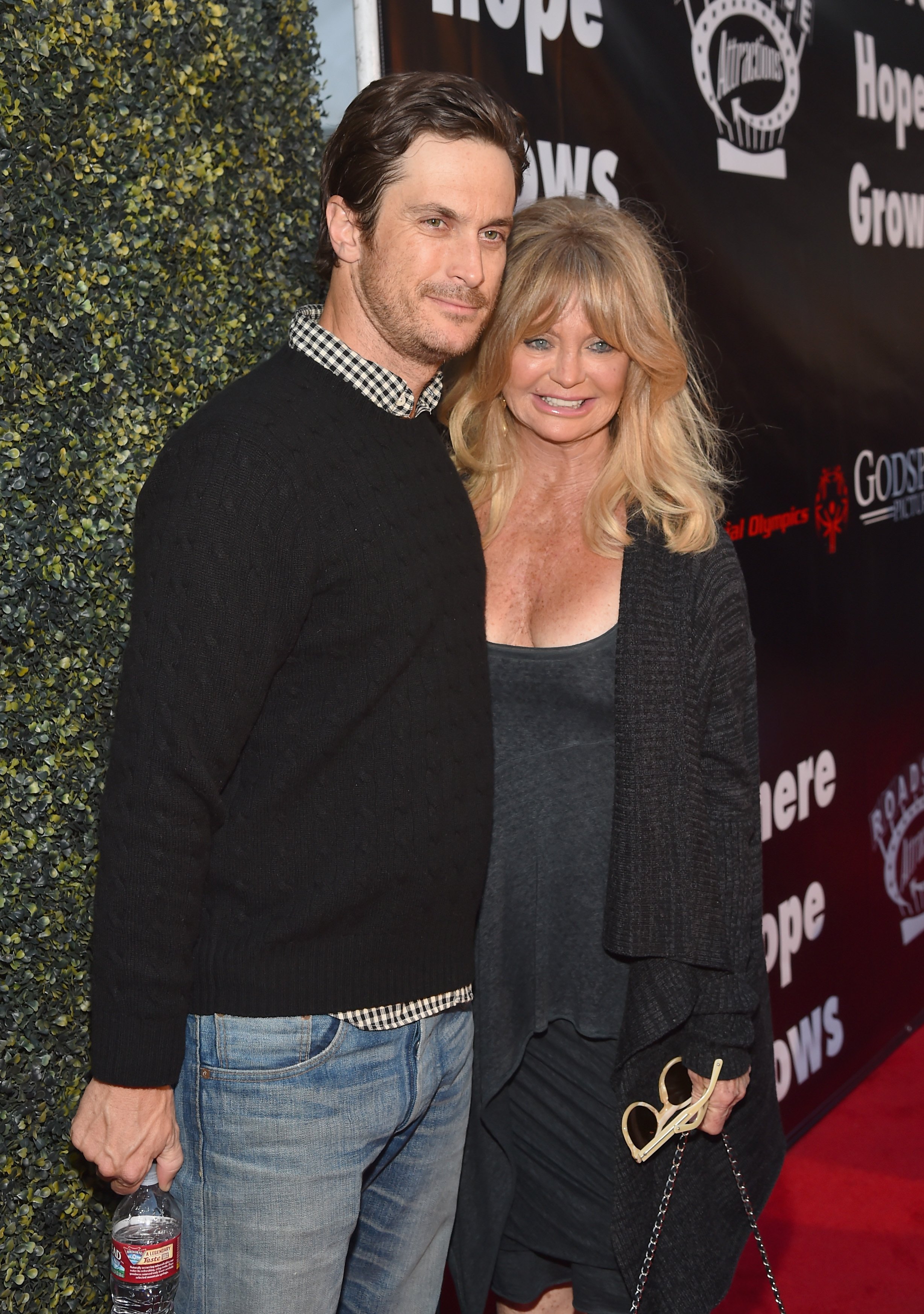 Oliver Hudson and mom Goldie Hawn attend the premiere of "Where Hope Grows" in Hollywood, California on May 4, 2015 | Photo: Getty Images