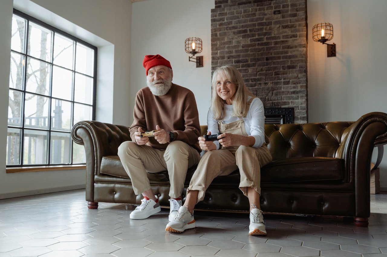 Elderly man and woman sitting on a couch | Source: Pexels