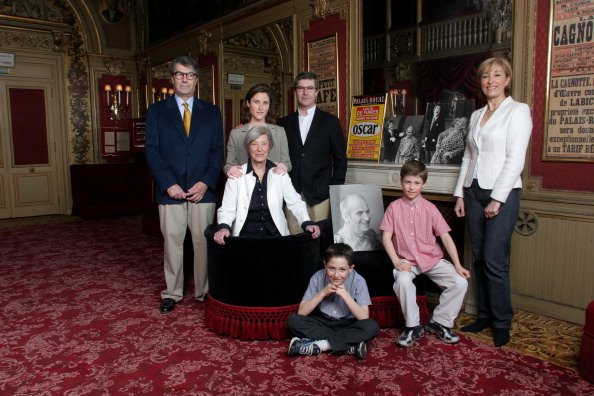Les familles FUNES, dans le foyer du Théâtre du Palais Royal à PARIS.| Photo : GettyImage