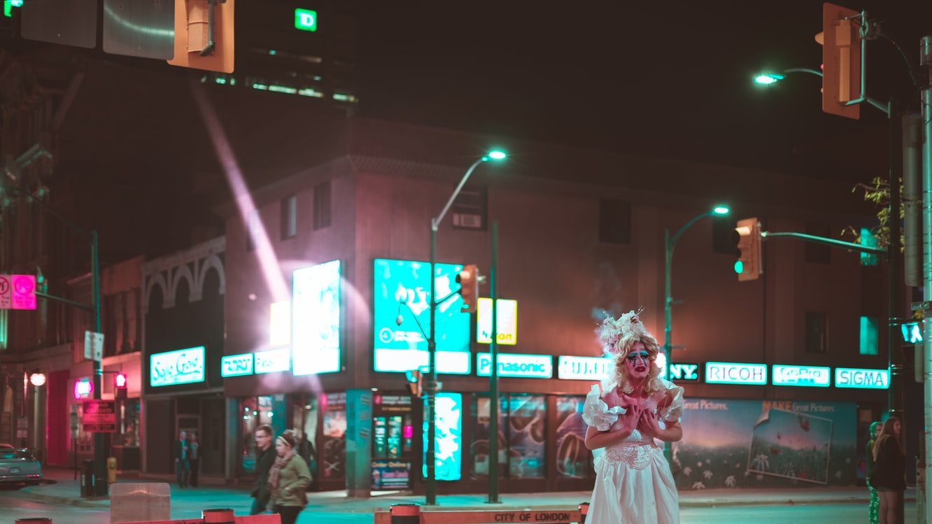 Sunny lief in ihrem Hochzeitskleid auf die Straße | Quelle: Unsplash