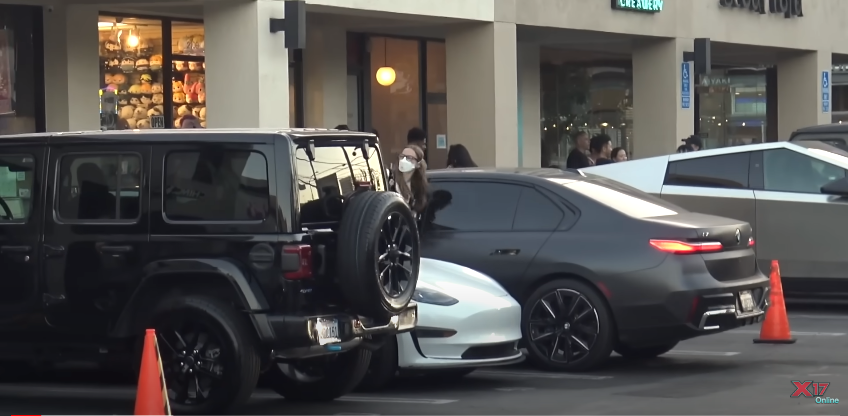 Violet Affleck spotted getting out of the car during lunch outing with her dad Ben Affleck. | Source: YouTube/@x17online