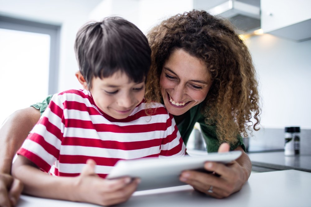 Mother and son using tablet. | Photo: Shutterstock