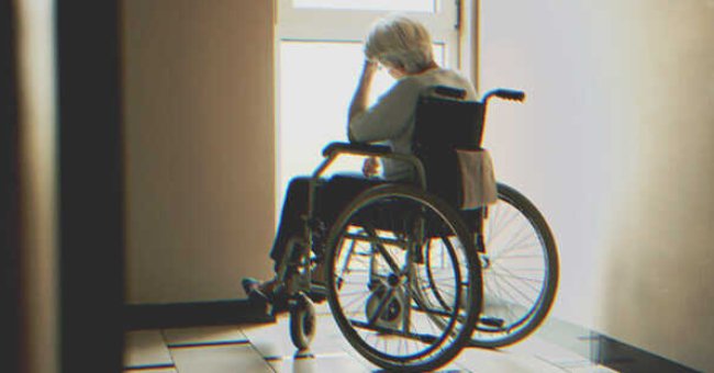 Una anciana en silla de ruedas | Foto: Shutterstock