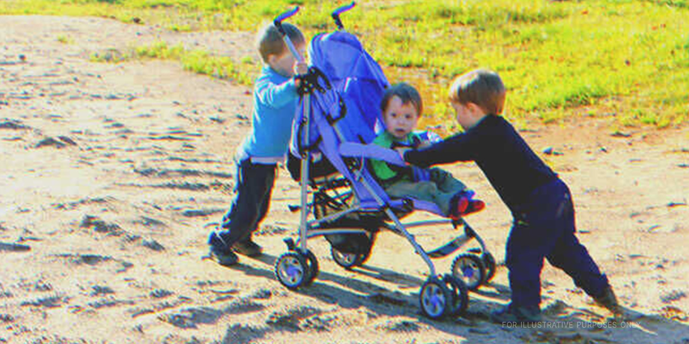 Zwei kleine Jungen mit einem Baby im Kinderwagen | Quelle: Shutterstock