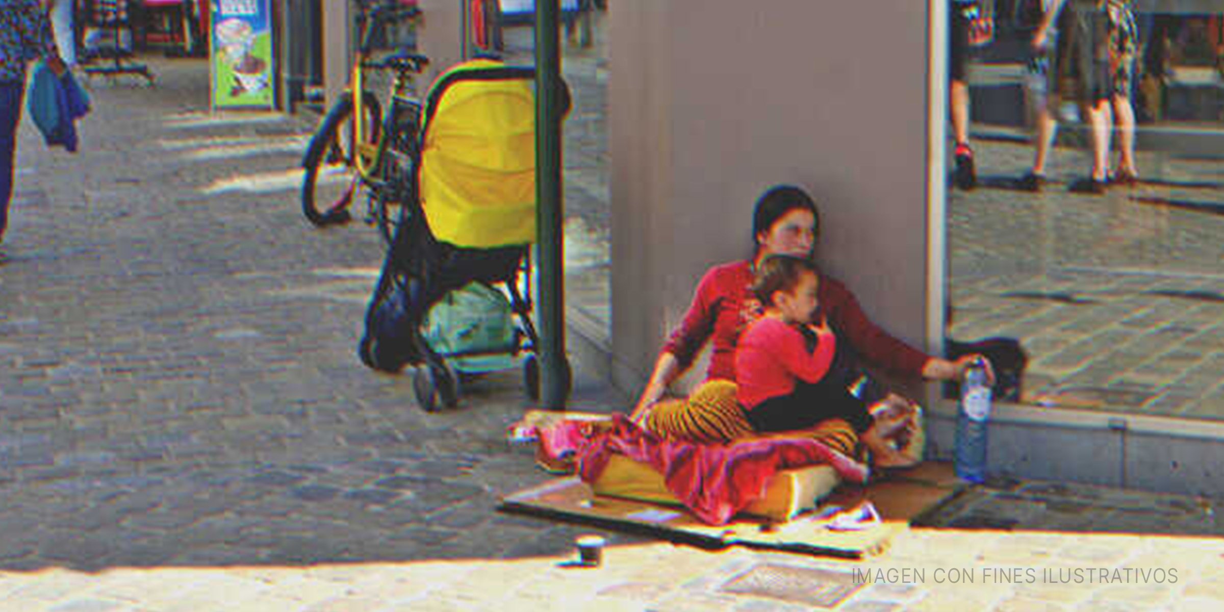 Una mujer con su bebé pide dinero | Foto: Shutterstock 