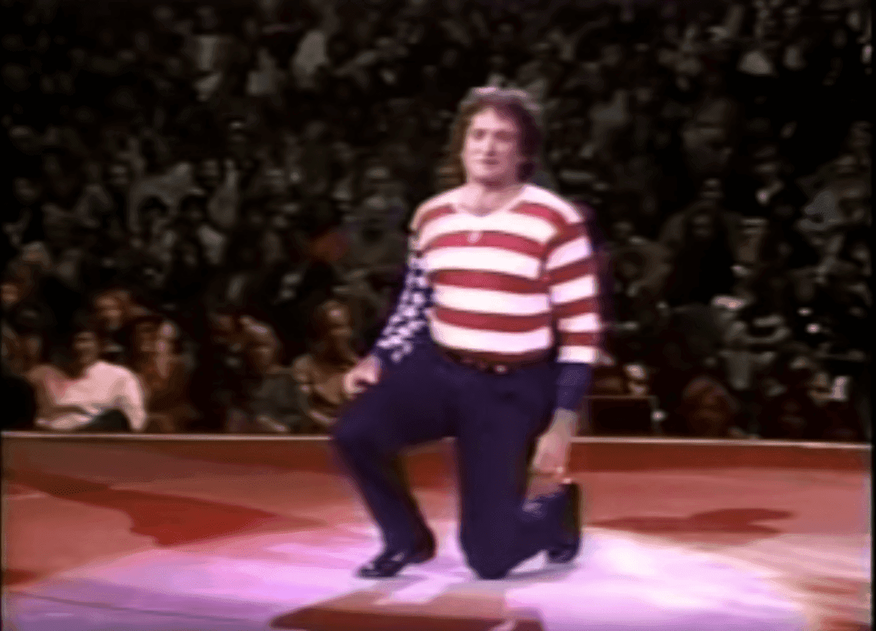 Robin Williams kneeling during the performance. l Image: YouTube/ PAFWdotorg.