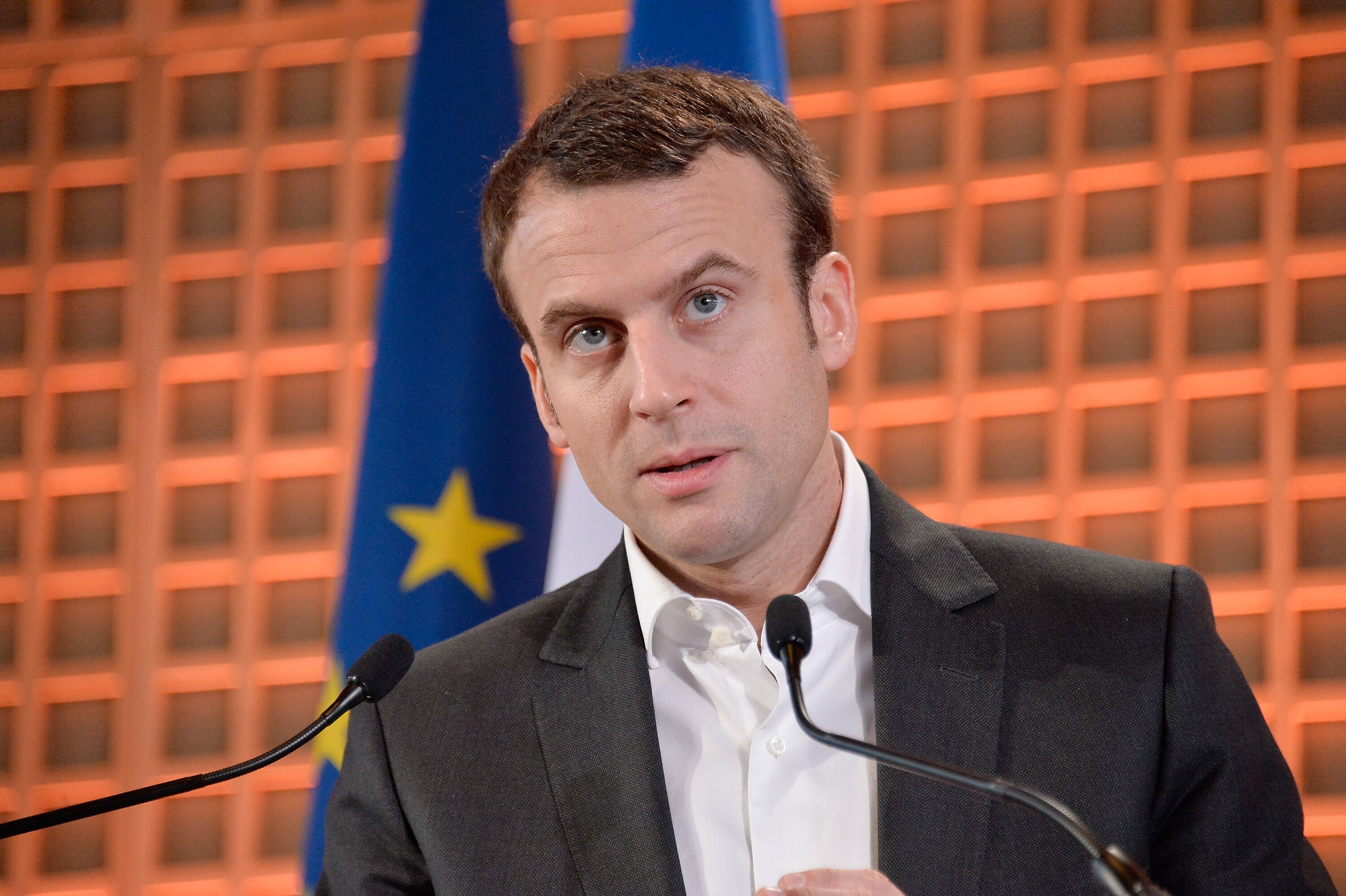 Emmanuel Macron très élégant avec une veste blanche et une chemise noire. | Photo : GettyImage
