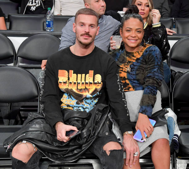 Matt Pokora et Christina Milian assistent à un match de basket entre les Los Angeles Lakers et les Phoenix Suns au Staples Center | Photo : Getty Images