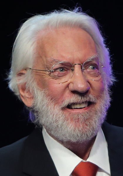 Donald Sutherland accepting the Crystal Nymph Award. | Source: Wikimedia Commons