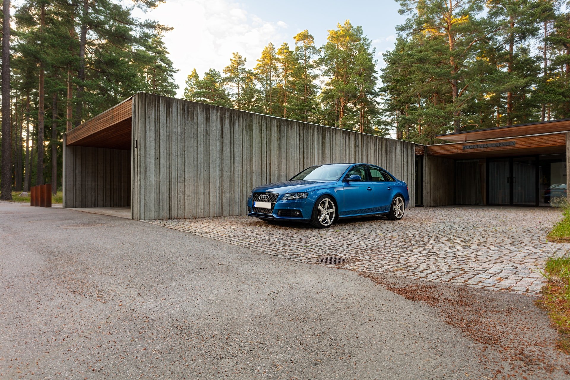 A blue car parked outside | Source: Unsplash