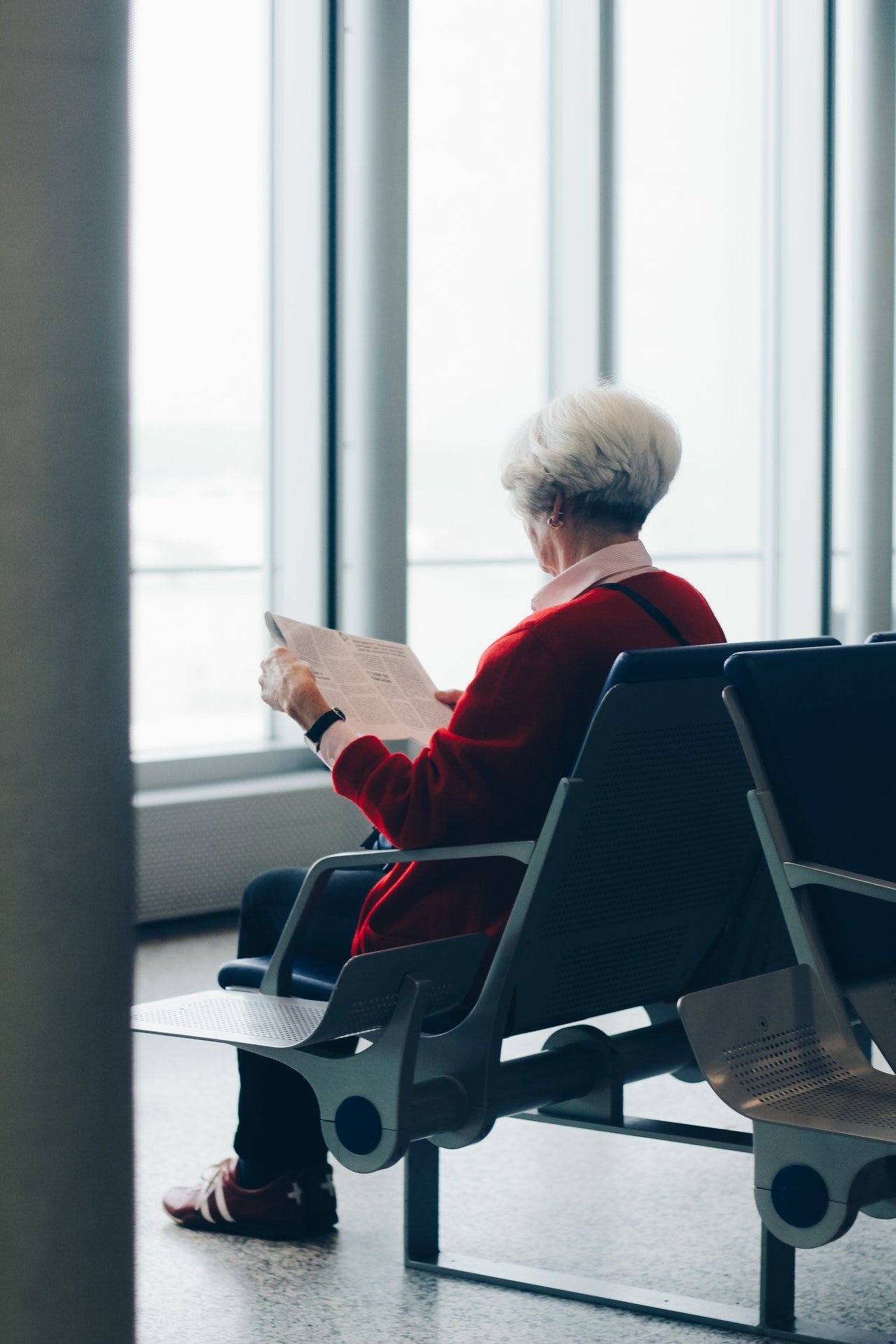 Mujer mayor leyendo el periódico. | Foto: Pexels