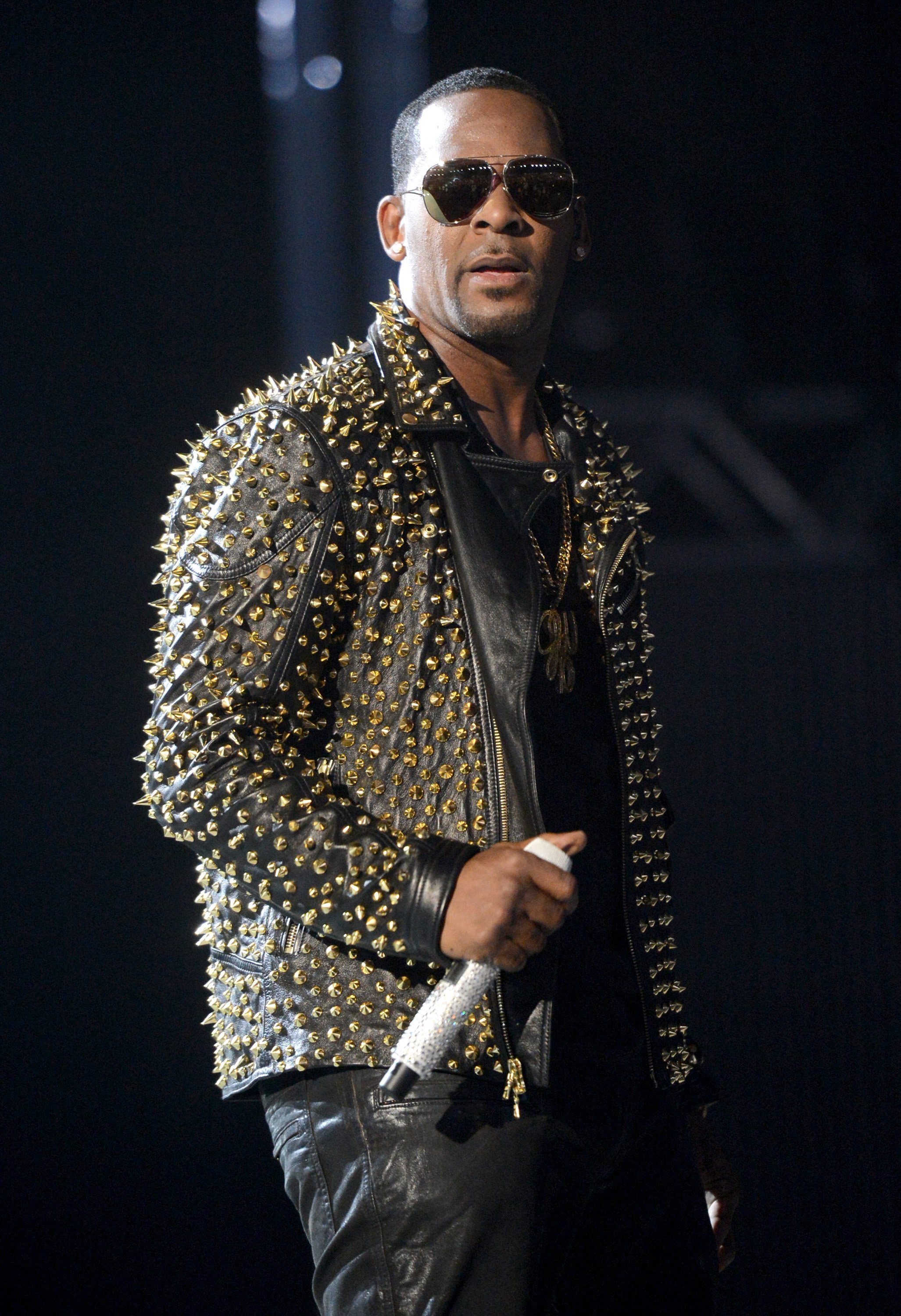 R. Kelly performing at the 2013 BET Awards show. | Photo: Getty Images