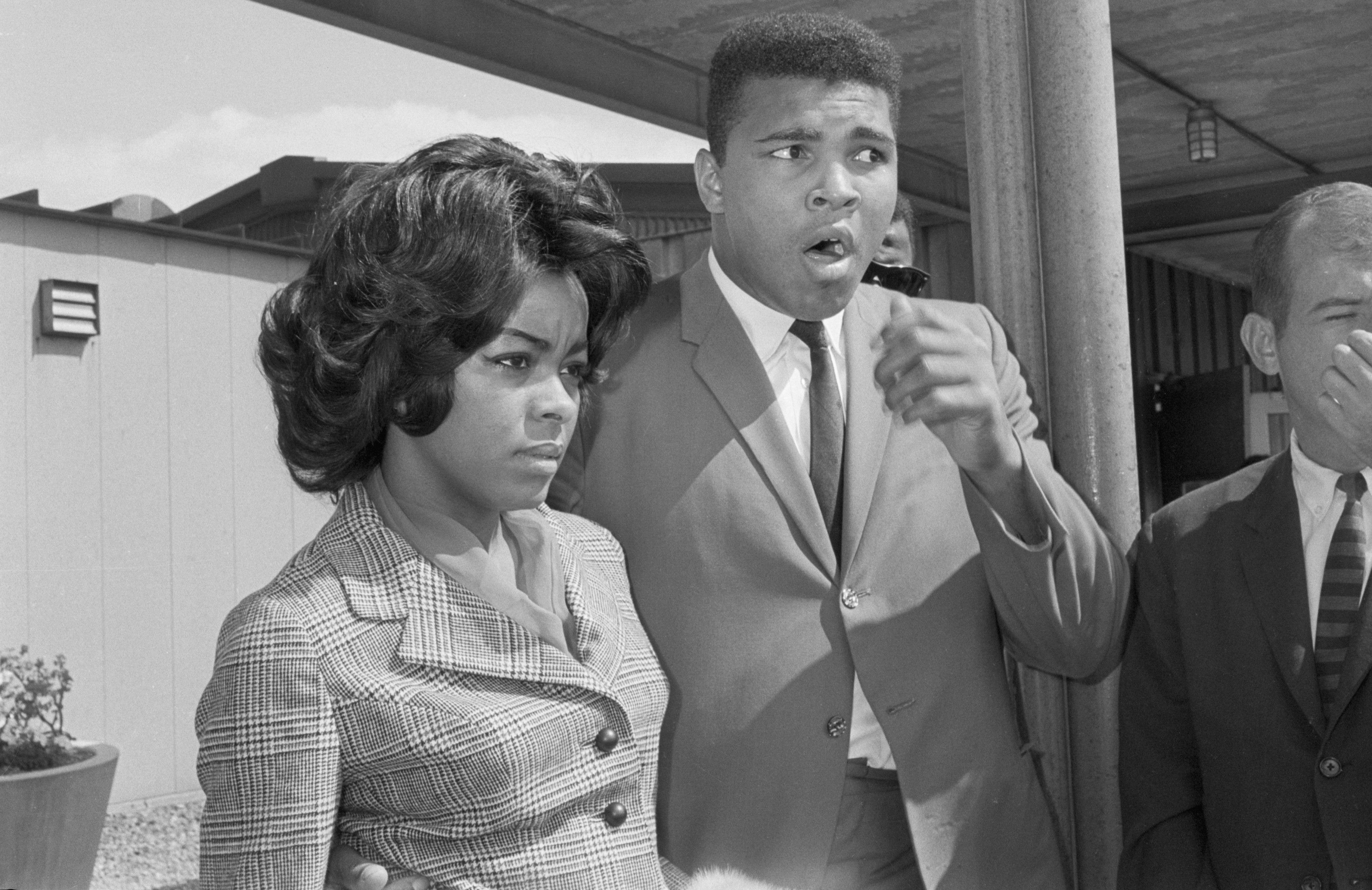 Muhammad Ali and wife Sonji Roi arrive at La Guardia Airport from Boston in 1964. | Source: Getty Images