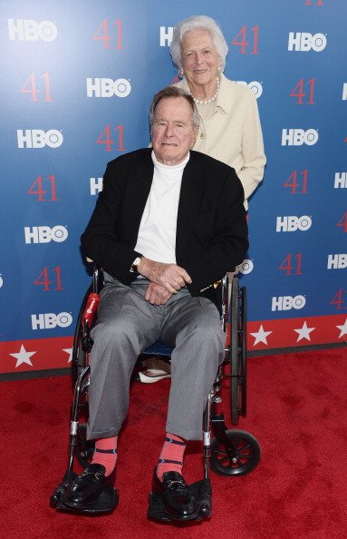 Le président George H.W. Bush et Barbara Bush, le 12 juin 2012, à Kennebunkport, Maine | Getty Images