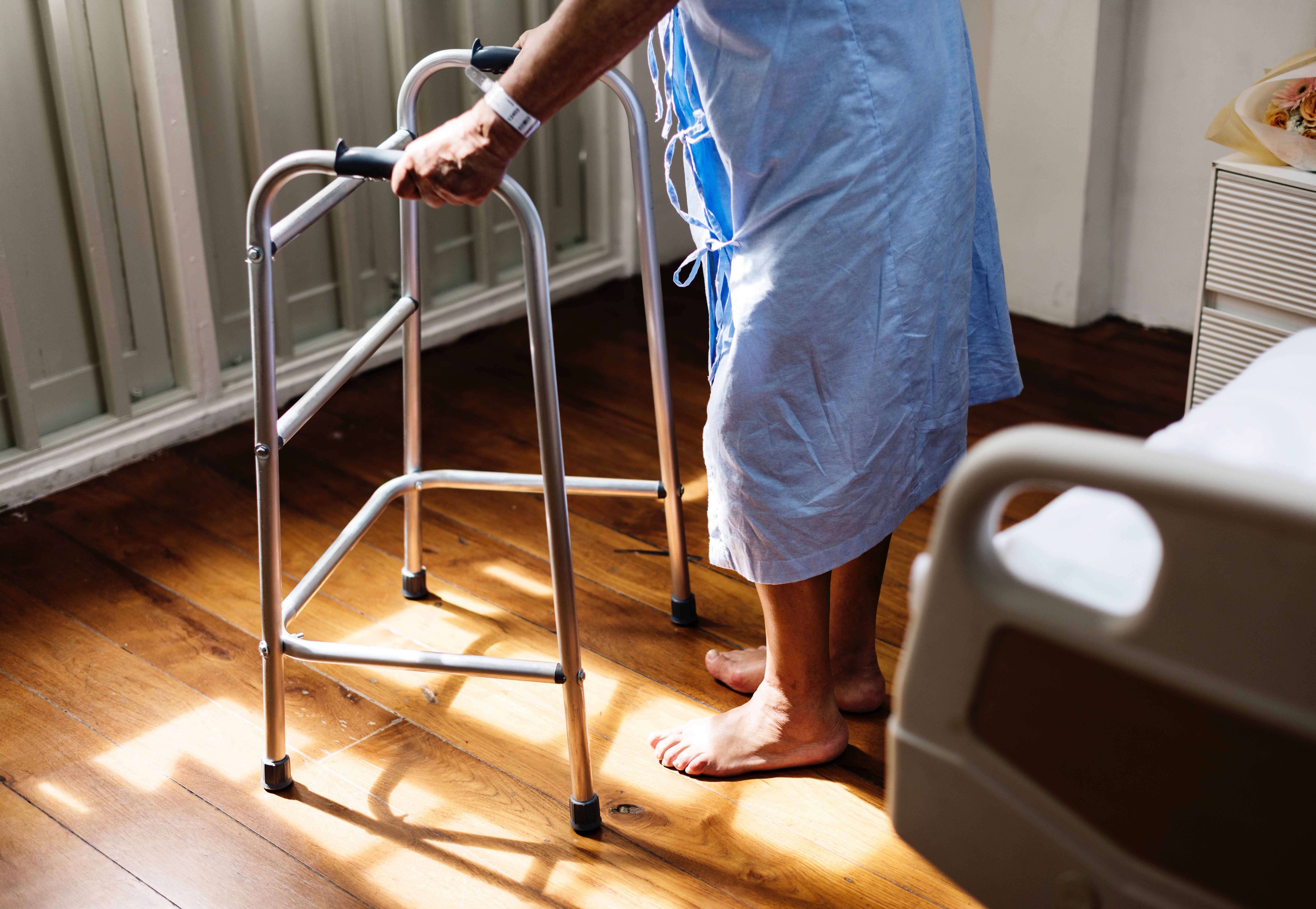 Old man in a hospital trying to walk. | Source: Pexels