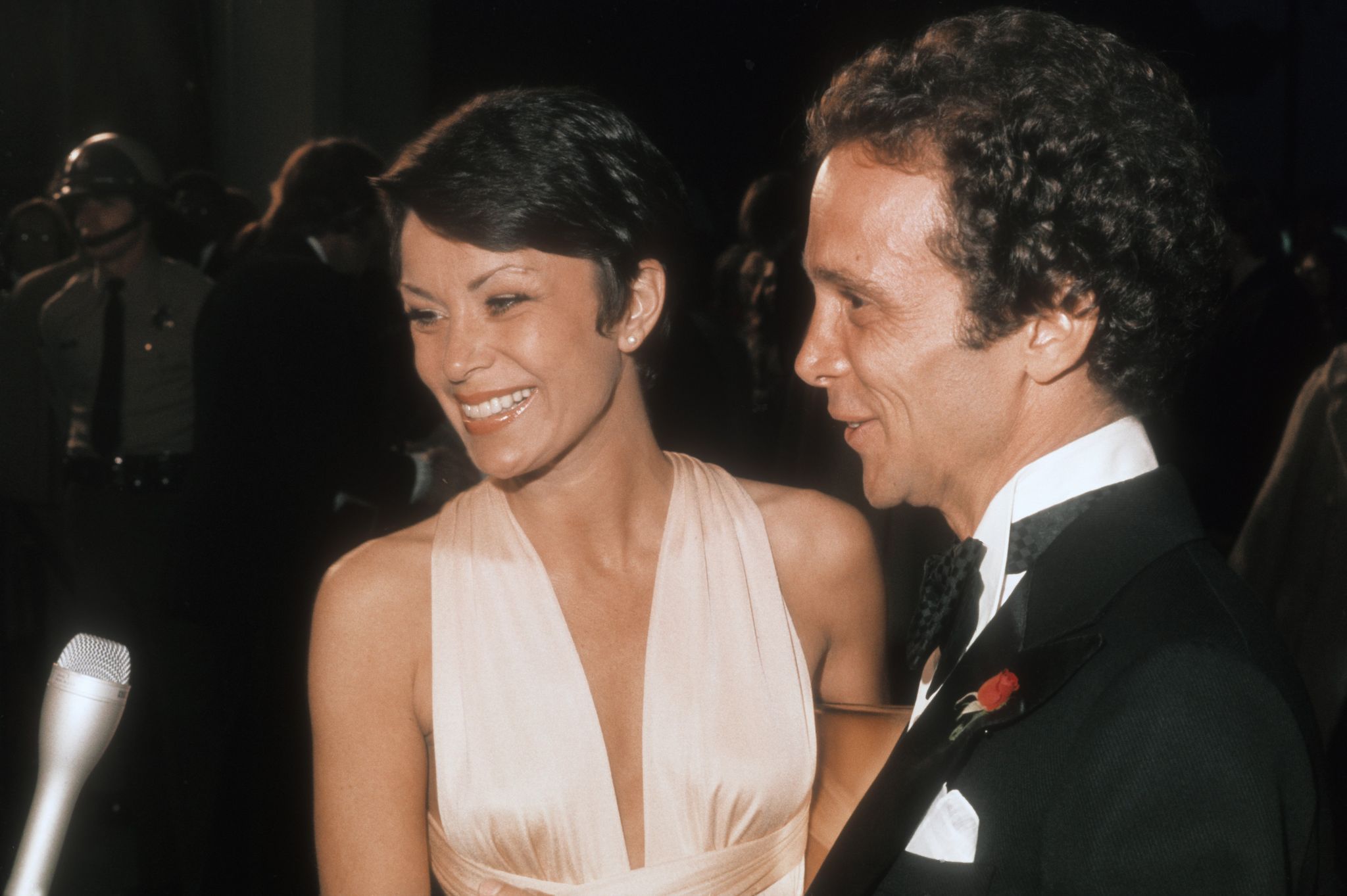 Joel Grey and wife Jo Wilder at the 1975 Academy Awards in Los Angeles, California | Source: Getty Images