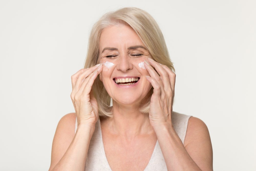 Mujer hidratando su rostro antes de maquillarse. | Foto: Shutterstock