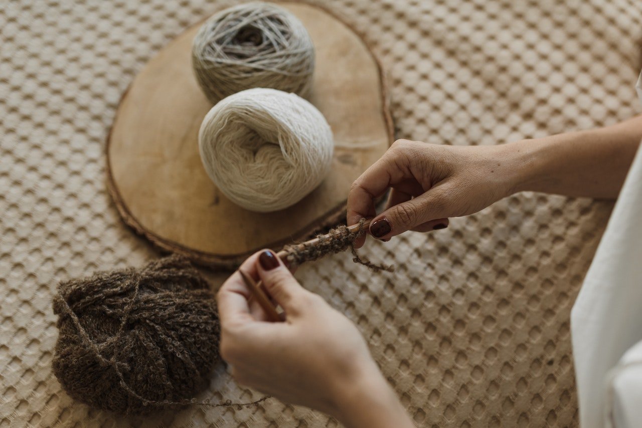She started knitting clothes for the orphanage | Photo: Pexels