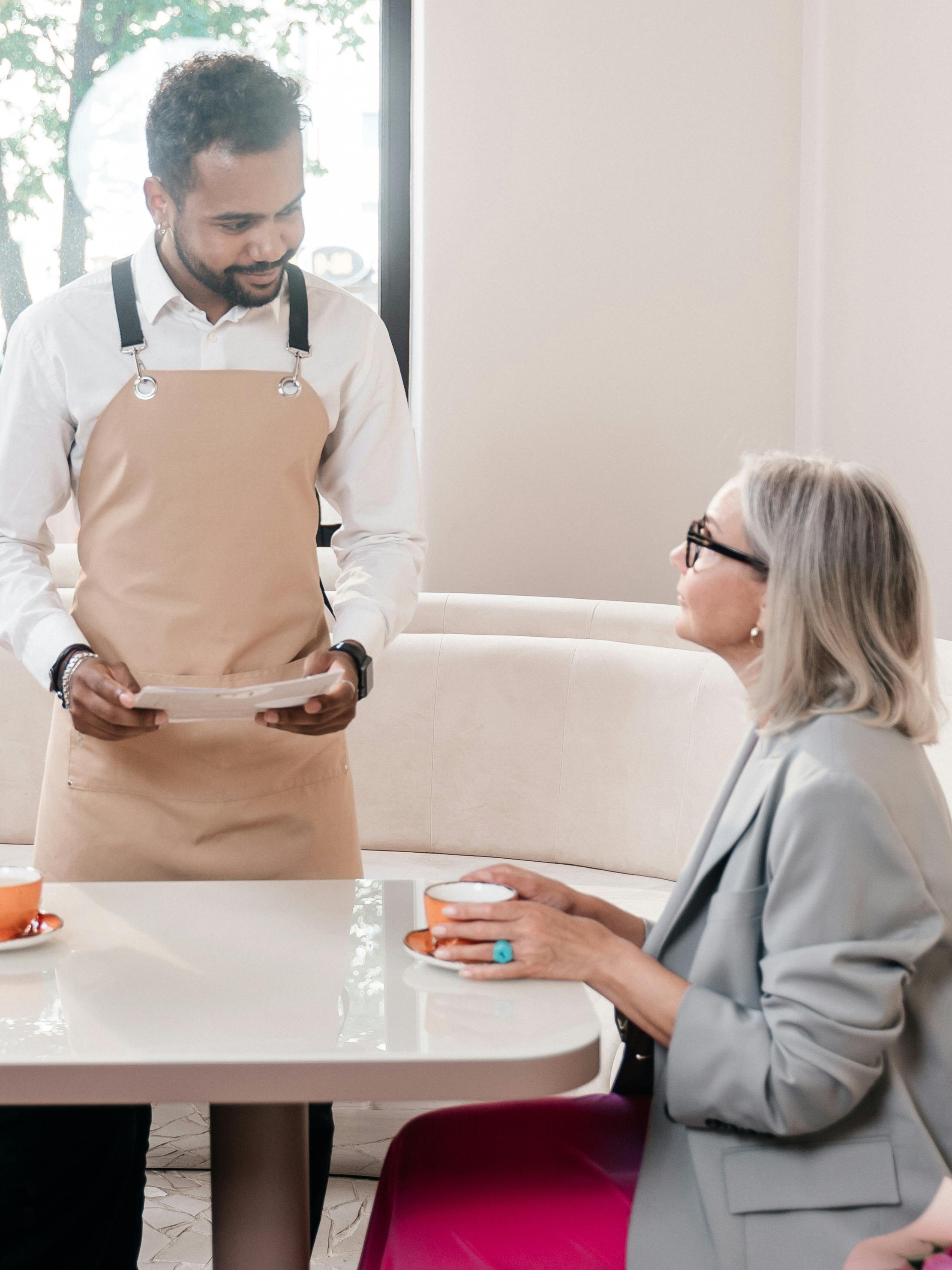 The head waiter discusses the astronomical bill with Ruth | Source: Pexels