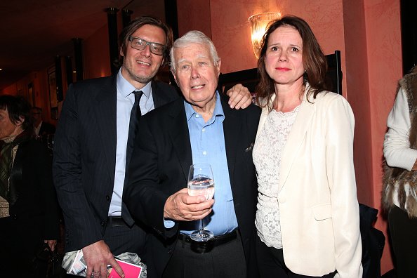 Philipp Daniel Weck und sein Vater Peter Weck und Joanna Rzepa bei der Premiere des Theaterstücks "Sonny Boys" der Komödie im Bayerischen Hof am 6. November 2019 in München | Quelle: Getty Images