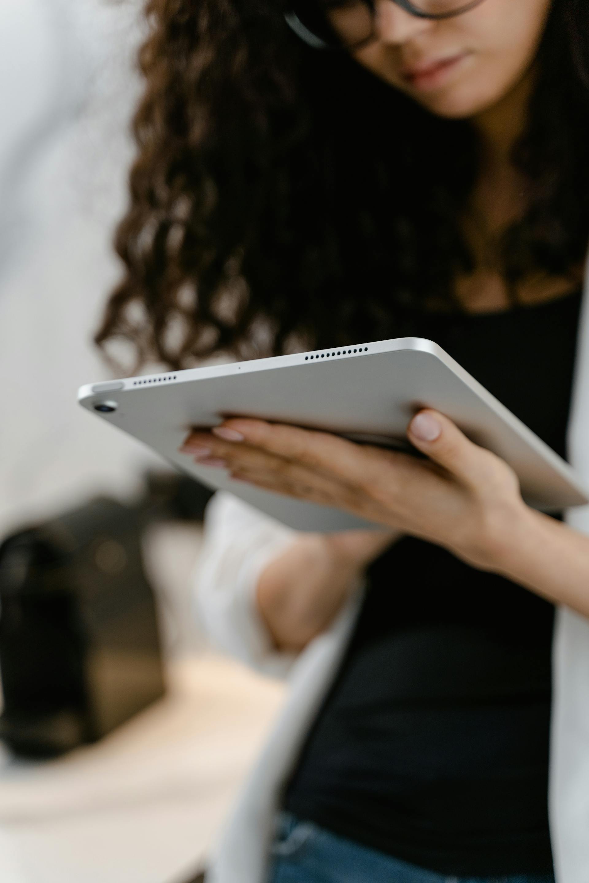 A person holding a tablet | Source: Pexels