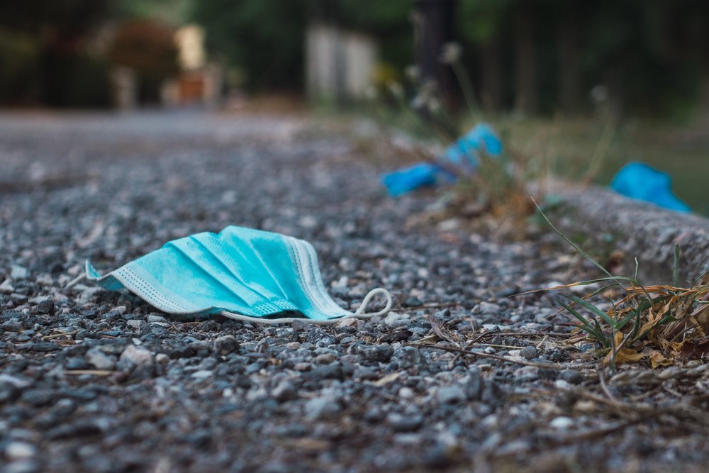 Mascarilla tirada en la calle. | Foto: Shutterstock